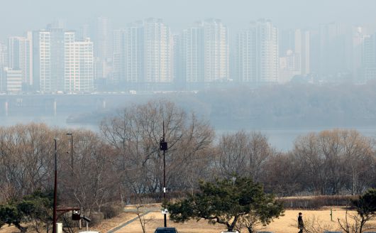 16일 서울 도심이 초미세먼지와 짙은 안개로 뿌옇게 보이고 있다. 서울시는 이날 오전 11시 기준 초미세먼지 주의보를 발령했다.올해 첫 초미세먼지 주의보 발령이다.