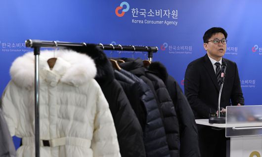 박용희 한국소비자원 생활환경시험국 섬유신소재팀장이 2025년 12월 9일 서울 송파구 한국소비자원 서울강원지원에서 부적합 구스다운 패딩 관련 브리핑을 하고 있다. 뉴시스