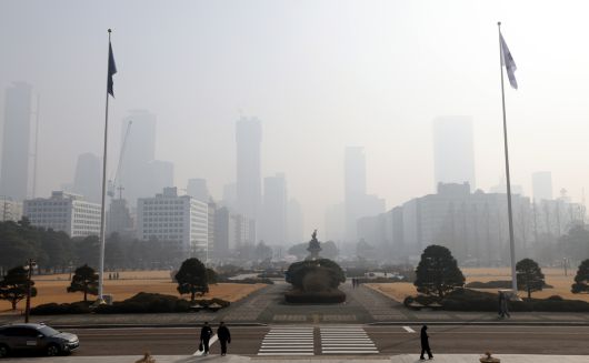 16일 서울 국회에서 바라본 여의도가 초미세먼지와 짙은 안개로 뿌옇게 보이고 있다. 서울시는 이날 오전 11시 기준 초미세먼지 주의보를 발령했다.올해 첫 초미세먼지 주의보 발령이다.