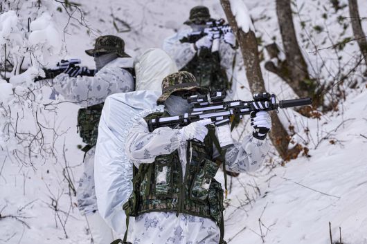 지난 14일 해병대 특수수색여단 장병들이 장병들이 설상 기동 및 은밀 침투 훈련 간 주위를 경계하며 이동하고 있다. 해병대 제공