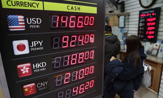 15일 서울 중구 명동 환전소 전광판에 환율 시세가 나오고 있다. 뉴스1