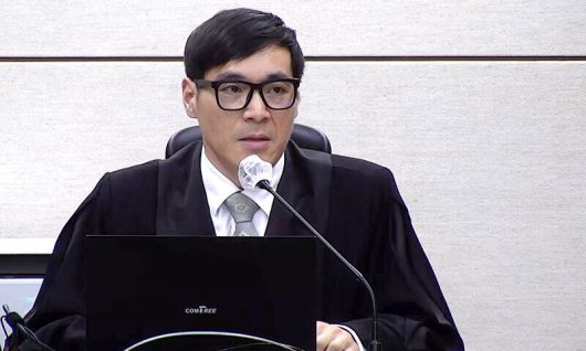 서울중앙지법 형사합의35부 백대현 부장판사가 16일 서울 서초구 서울중앙지법에서 열린 윤석열 전 대통령에 대한 특수공무집행방해, 범인도피교사, 직권남용 권리행사방해 혐의 등 사건에 대한 1심 선고 공판에서 윤 대통령에게 징역 5년을 선고하고 있다. 서울중앙지법 제공