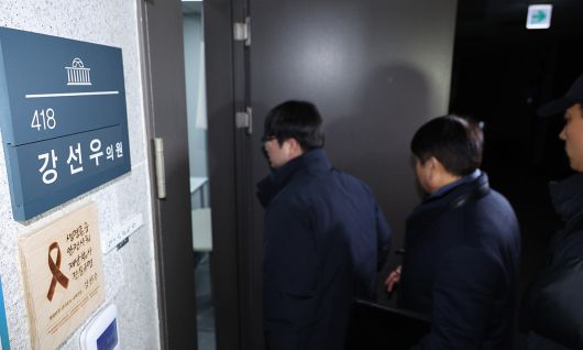 경찰 수사관들이 지난 11일 서울 여의도 국회 의원회관 강선우 의원실 압수수색에 돌입하고 있다. 뉴스1