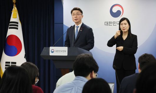 류제명 과학기술정보통신부 2차관이 15일 서울 종로구 정부서울청사에서 독자AI 파운데이션 모델 프로젝트 1차 단계평가 결과를 발표하고 있다. 연합뉴스