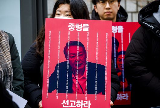 15일 서울 서초구 서울중앙지법 앞에서 열린 윤석열 중형 촉구 서명 및 의견서 제출 기자회견에서 참여연대 및 민주사회를 위한 변호사모임 관계자들이 피켓을 들고 있다. 뉴시스