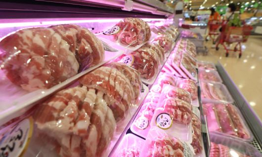 15일 서울시내 한 대형마트에 돼지고기가 진열돼 있다. 뉴시스