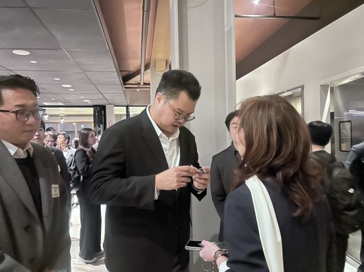 서정진 회장의 장남인 서진석 경영사업부 대표(가운데)가 14일(현지시간) 미국 샌프란시스코 더 하워드(The Howard)에서 열린 ‘코리아 나이트 @JPM 2026’ 행사장에서 한 참석자에게 명함을 받고 있다.