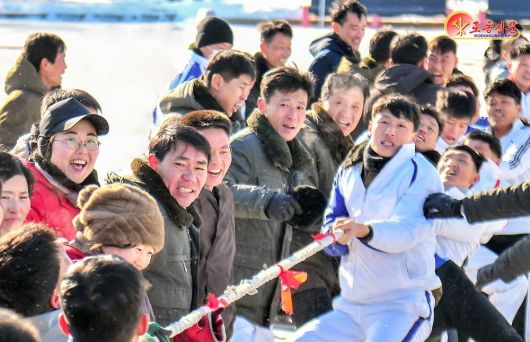 북한 노동당 기관지 노동신문은 12일 "각지 인민들이 새해 첫 체육의 날을 맞아 대중체육활동을 진행했다"라고 보도했다.