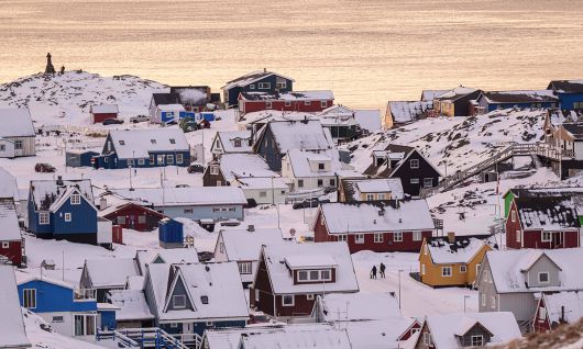 14일 그린란드 누크의 눈 덮인 주택가 모습. AP연합뉴스