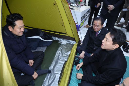 오세훈 서울시장이 18일 서울 여의도 국회 로텐더홀에서 단식농성 중인 장동혁 국민의힘 대표를 지지방문 하고 있다. 국민의힘 제공