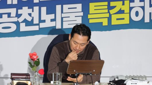 18일 서울 여의도 국회 로텐더홀에서 4일째 단식농성중인 국민의힘 장동혁 대표가 소금을 먹고 있다.