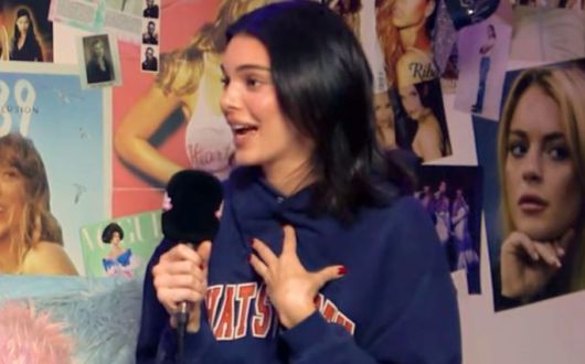 켄달 제너가 배우 오웬 티엘이 진행하는 팟캐스트 방송 'In Your Dreams'(인 유어 드림스)에 출연해 동성애자 루머에 대해 입장을 밝히고 있다. 인 유어 드림스 유튜브