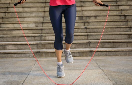 줄넘기는 근육의 강도와 크기를 향상하는 데 도움이 된다. 사진 = 게티이미지뱅크