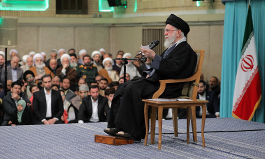 “美대통령은 범죄자” 잇단 공개 비난 아야톨라 알리 하메네이 이란 최고지도자가 17일(현지시간) 수도 테헤란에서 열린 종교 기념일 행사에서 연설하고 있다. 하메네이 최고지도자는 도널드 트럼프 미국 대통령을 “범죄자”라고 지칭하며 “미국이 이란 국민에게 경제적·사회적 피해를 입혔다”고 비난했다. 이란 최고지도자실 제공, 신화연합뉴스