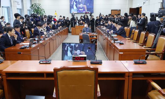 고성만 오간 재경위 19일 서울 여의도 국회에서 열린 재정경제기획위원회의 이혜훈 기획예산처 장관 후보자 인사청문회에서 이 후보자가 출석하지 않은 가운데 여야 의원들이 의사진행발언을 이어가고 있다. 여야는 이 후보자의 자료 제출을 놓고 공방을 벌이며 대치했다. 허정호 선임기자