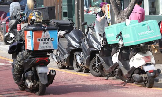 서울 마포구의 한 식당가에 세워진 배달 오토바이. 연합뉴스