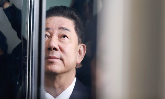 김병기 전 더불어민주당 원내대표가 19일 서울 여의도 국회 소통관에서 기자회견을 마친 뒤 엘리베이터에 탑승하고 있다. 뉴시스