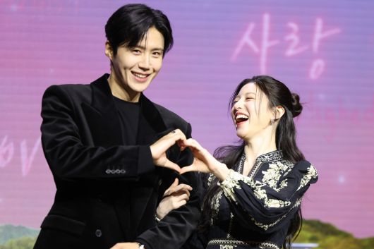 배우 김선호(왼쪽)와 고윤정이 지난 13일 오전 서울 강남구 조선팰리스 서울강남에서 열린 넷플릭스 시리즈 ‘이 사랑 통역 되나요?’ 제작발표회에서 포즈를 취하고 있다. 뉴시스