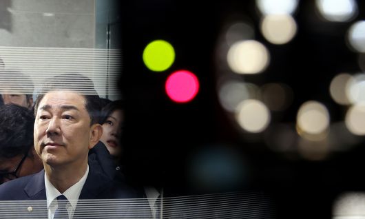 각종 의혹으로 당 윤리심판원으로부터 제명 결정 처분을 받은 더불어민주당 김병기 의원이 19일 국회 소통관에서 기자회견을 열고 "재심을 신청하지 않고 (당을) 떠나겠다"고 밝힌 뒤 엘리베이터를 타기 위해 기다리고 있다. 연합뉴스