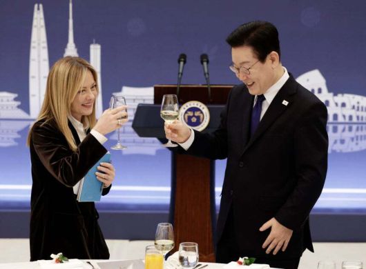 이재명 대통령과 조르자 멜로니 이탈리아 총리가 19일 청와대에서 열린 공식 오찬에서 건배하고 있다. 뉴스1