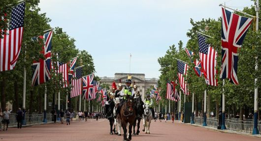 2025년 9월 도널드 트럼프 미국 대통령 부부의 영국 국빈 방문을 앞두고 런던 버킹엄궁 앞 도로변에 영국 국기 ‘유니언잭’과 미국 국기 ‘성조기’가 나란리 내걸려 있다. 로이터연합뉴스