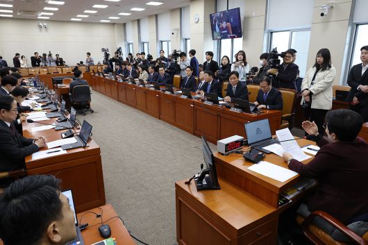 19일 서울 여의도 국회에서 열린 재정경제기획위원회 전체회의에서 임이자 위원장과 더불어민주당 여당 의원들이 청문회 개회를 두고 설전을 벌이고 있다. 연합뉴스