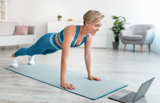 팔굽혀펴기는 상체 근육을 형성하고, 뼈 건강을 증진하는 등 여러 가지 건강 효능이 있는 저항성 운동이다. 게티이미지뱅크 제공