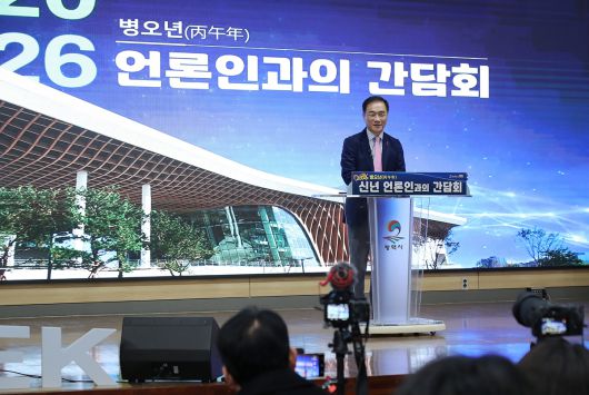 정장선 평택시장이 19일 평택시청에서 열린 신년 간담회에서 인사말을 하고 있다. 평택시 제공