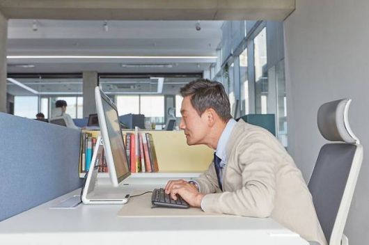 전문가들은 장시간 좌식생활이 혈액순환 저하와 대사 기능 약화로 이어질 수 있다고 경고한다. 게티이미지