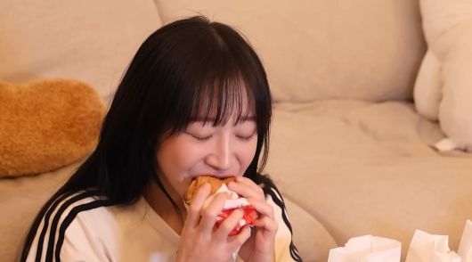 국내 대표 ‘먹방 유튜버’로 알려진 쯔양(본명 김정원)이 지난 16일 자신의 공식 유튜브 채널에 올린 약 25분 분량의 ‘하루 종일 배달 음식만 먹어봤습니다’ 제목 영상에서 음식을 먹고 있다. 유튜브 채널 ‘tzuyang쯔양’ 영상 캡처