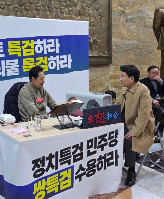 김진태 강원도지사가 20일 국회 로텐더홀에서 단식 중인 장동혁 대표를 만나 이야기하고 있다. 김 지사 SNS 갈무리