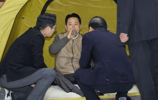 통일교·공천헌금 '쌍특검' 수용을 요구하며 단식 중인 국민의힘 장동혁 대표가 21일 국회 로텐더홀 단식 농성장에서 물을 마시고 있다.