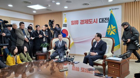 이장우 대전시장과 김태흠 충남지사가 대전·충남행정통합 관련 21일 대전시청서 긴급회동하고 있다. 대전시 제공