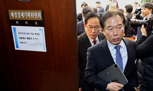 국회 재정경제기획위원회 더불어민주당 정태호 간사와 국민의힘 박수영 간사가 지난 19일 서울 여의도 국회에서 열린 전제회의에서 정회 후 이혜훈 기획예산처 장관 후보자 청문회 개회 여부와 시기를 두고 논의를 하기위해 이동하고 있다. 뉴시스