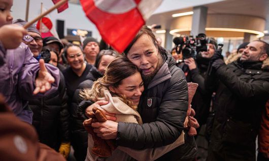 돌아온 그린란드 외무 그린란드 문제와 관련해 미국 워싱턴 백악관에서 미국·덴마크 정부와 회담을 마치고 돌아온 비비안 모츠펠트 그린란드 외무장관(왼쪽)이 20일(현지시간) 수도 누크 공항에 도착해 환영 나온 시민과 포옹하고 있다. 누크=AP연합뉴스