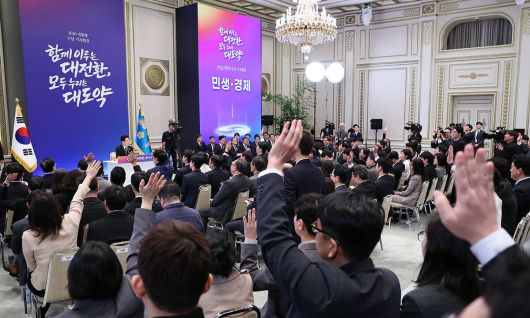 이재명 대통령이 21일 청와대 영빈관에서 열린 신년기자회견에서 취재진 질문을 받고 있다. 연합뉴스