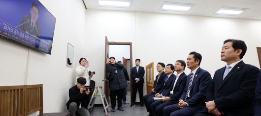 회견보는 與 지도부 정청래 더불어민주당 대표(오른쪽 두번째), 한병도 원내대표(〃 세번째) 등 당 지도부가 21일 오전 서울 여의도 국회에서 이재명 대통령 신년 기자회견을 시청하고 있다. 민주당은 “대한민국의 ‘시간’을 대도약의 출발점으로 만들겠다는 담대한 선언”이라고 평가했다. 허정호 선임기자