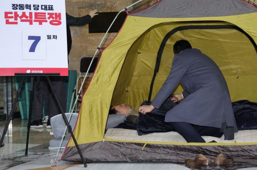 통일교·공천헌금 '쌍특검' 수용을 요구하며 단식 중인 국민의힘 장동혁 대표가 21일 국회 로텐더홀에서 단식 농성을 이어가고 있다.