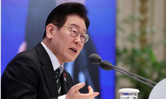 이재명 대통령이 21일 청와대 영빈관에서 2026 신년 기자회견 '함께 이루는 대전환, 모두 누리는 대도약'에서 기자의 질문에 답하고 있다. 청와대사진기자단