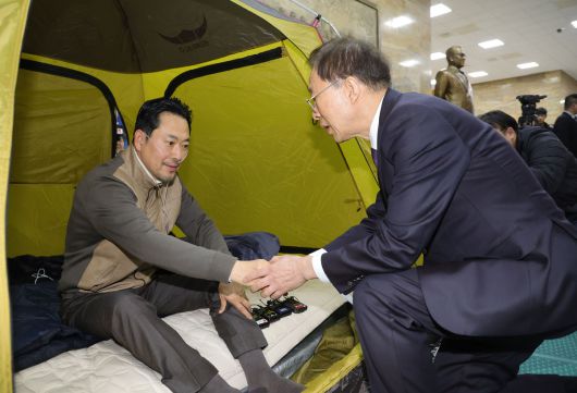 통일교·공천헌금 '쌍특검' 수용을 요구하며 단식 중인 국민의힘 장동혁 대표가 21일 국회 로텐더홀 단식 농성장을 찾은 이석연 국민통합위원장과 인사하고 있다.