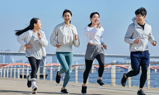 러닝 인구가 늘면서 ‘걷기처럼 천천히, 마라톤처럼 오래’ 달리는 이른바 ‘슬로우 조깅’이 주목 받고 있다. 게티이미지뱅크