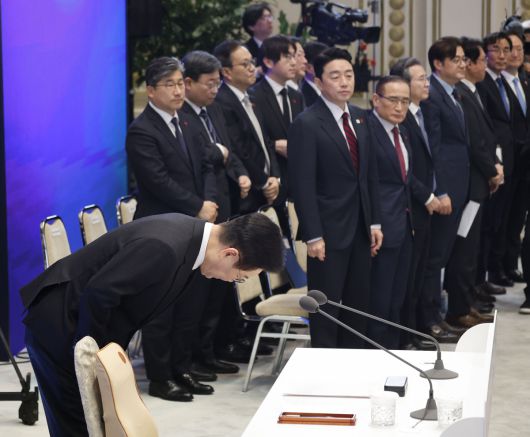 이재명 대통령이 21일 오전 청와대 영빈관에서 열린 2026 신년 기자회견 '함께 이루는 대전환, 모두 누리는 대도약'에서 인사하고 있다. 청와대사진기자단