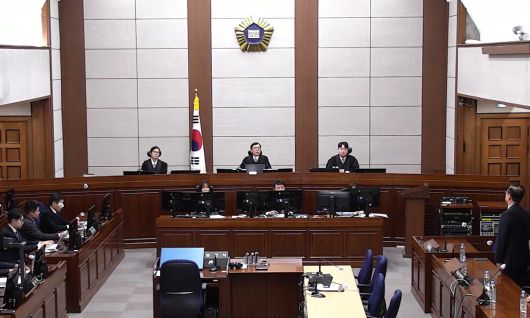 내란 중요임무 종사 혐의를 받는 한덕수 전 국무총리가 21일 서울중앙지법에서 열린 1심 선고 공판에 출석해 있다. 서울중앙지법 제공