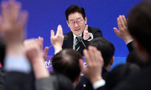 기자들 질문 받는 李대통령 이재명 대통령이 21일 청와대 영빈관에서 신년 기자회견을 열고 주요 국정현안 관련 질문을 받고 있다. 이 대통령은 모두발언에서 “국민주권정부 제1의 국정운영 원칙은 ‘오직 국민의 삶’”이라고 강조했다. 뉴시스