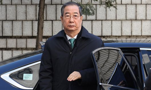 한덕수 전 국무총리가 21일 서울 서초구 서울중앙지법에서 열린 내란 우두머리 방조, 내란 중요임무 종사 혐의 사건 1심 선고공판에 출석하고 있다. 뉴스1