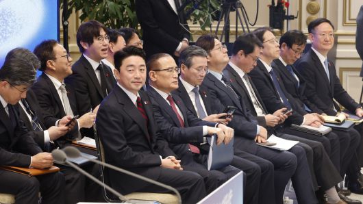 회견 배석한 청와대 참모들 21일 청와대 영빈관에서 열린 신년 기자회견에 배석한 강훈식 대통령 비서실장(앞줄 왼쪽부터), 위성락 국가안보실장, 김용범 정책실장, 홍익표 정무수석 등 청와대 참모진이 이재명 대통령이 입장하길 기다리고 있다.  청와대사진기자단