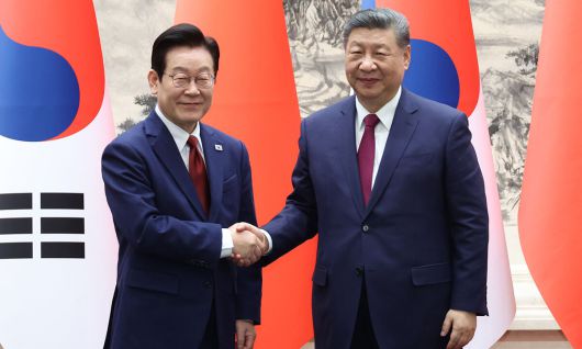 이재명 대통령과 시진핑 중국 국가주석이 지난 5일 베이징 인민대회당에서 열린 한중 MOU 체결식에서 악수하고 있다. 뉴스1