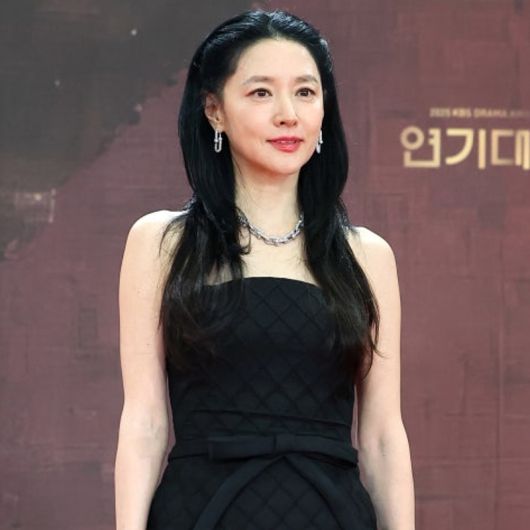 배우 이영애가 2025년 12월 31일 오후 서울 영등포구 KBS 신관에서 진행된 ‘2025 KBS 연기대상’ 레드카펫 행사에 참석해 포즈를 취하고 있다. 뉴스1