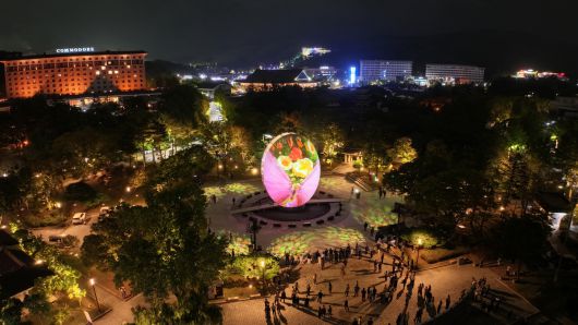 알조형물(탄생) 전경.