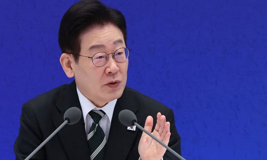 이재명 대통령이 21일 청와대 영빈관에서 열린 신년기자회견에서 취재진 질문에 답하고 있다. 연합뉴스